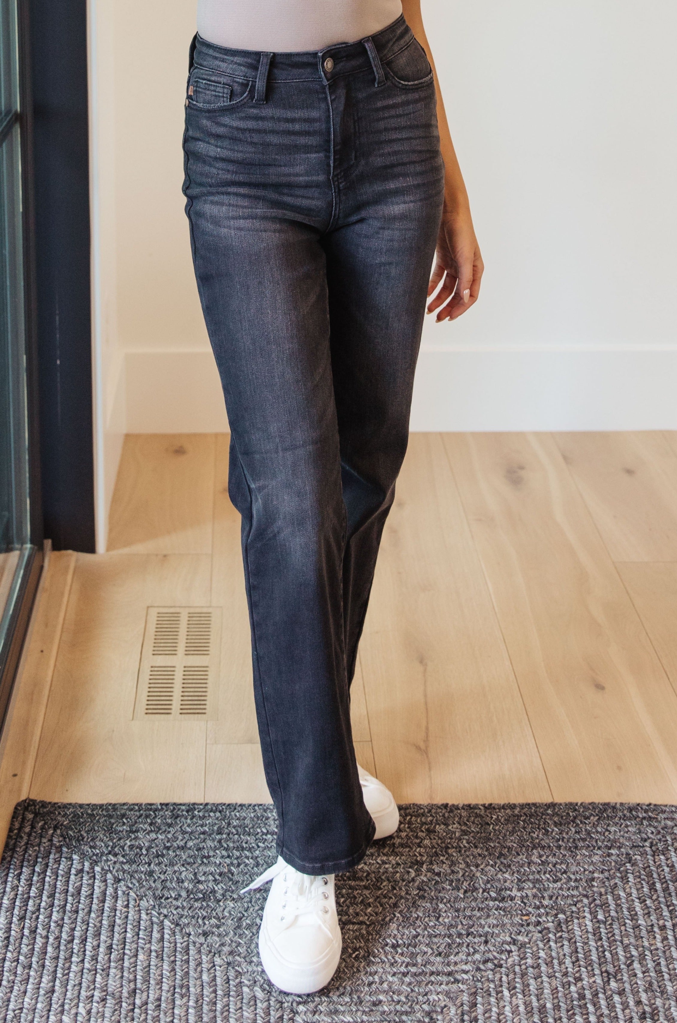 High Rise Classic Straight Judy Blue Jeans in Washed Black