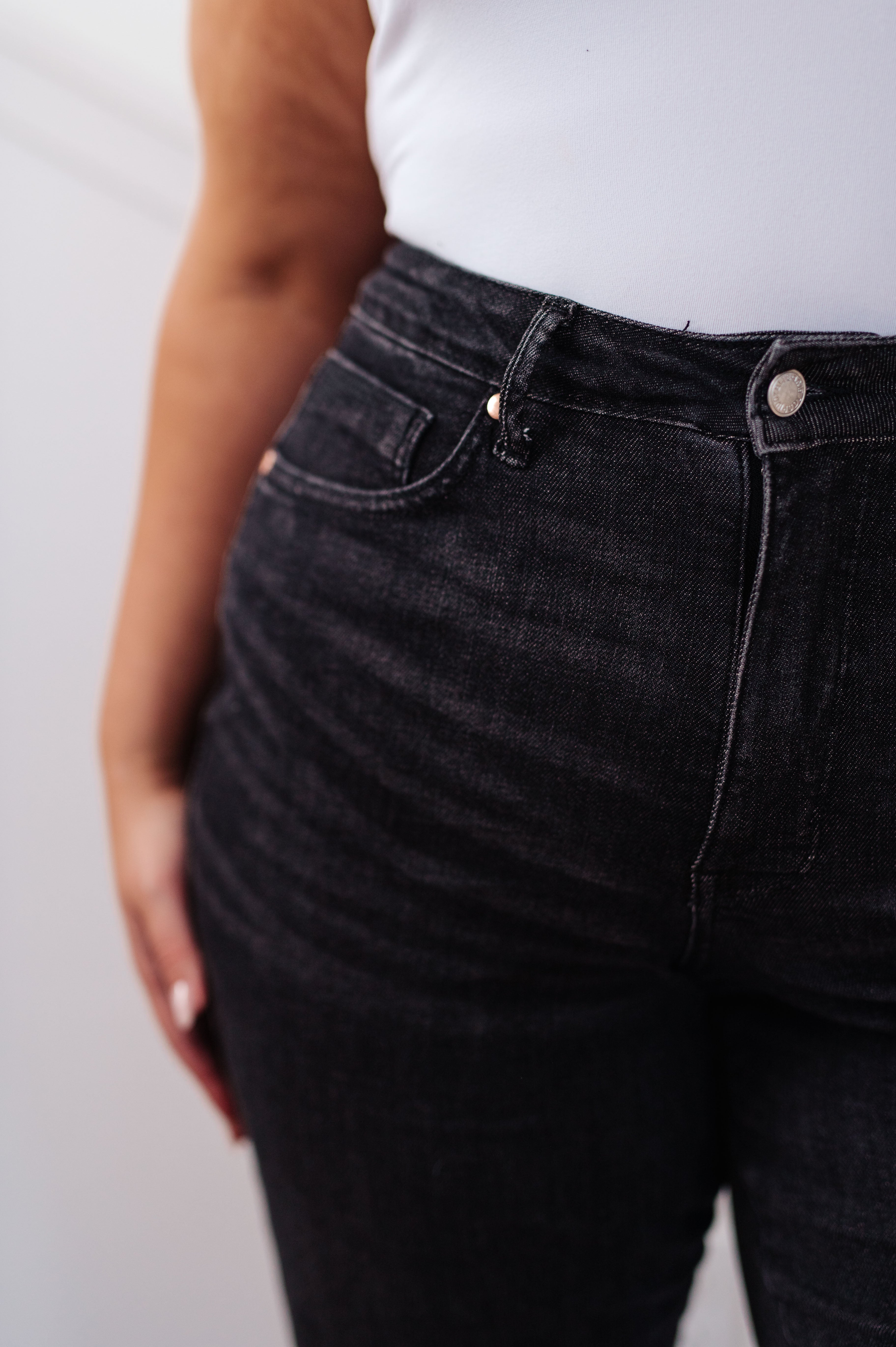 High Rise Tummy Control Straight Relaxed Fit Judy Blue Jeans in Washed Black
