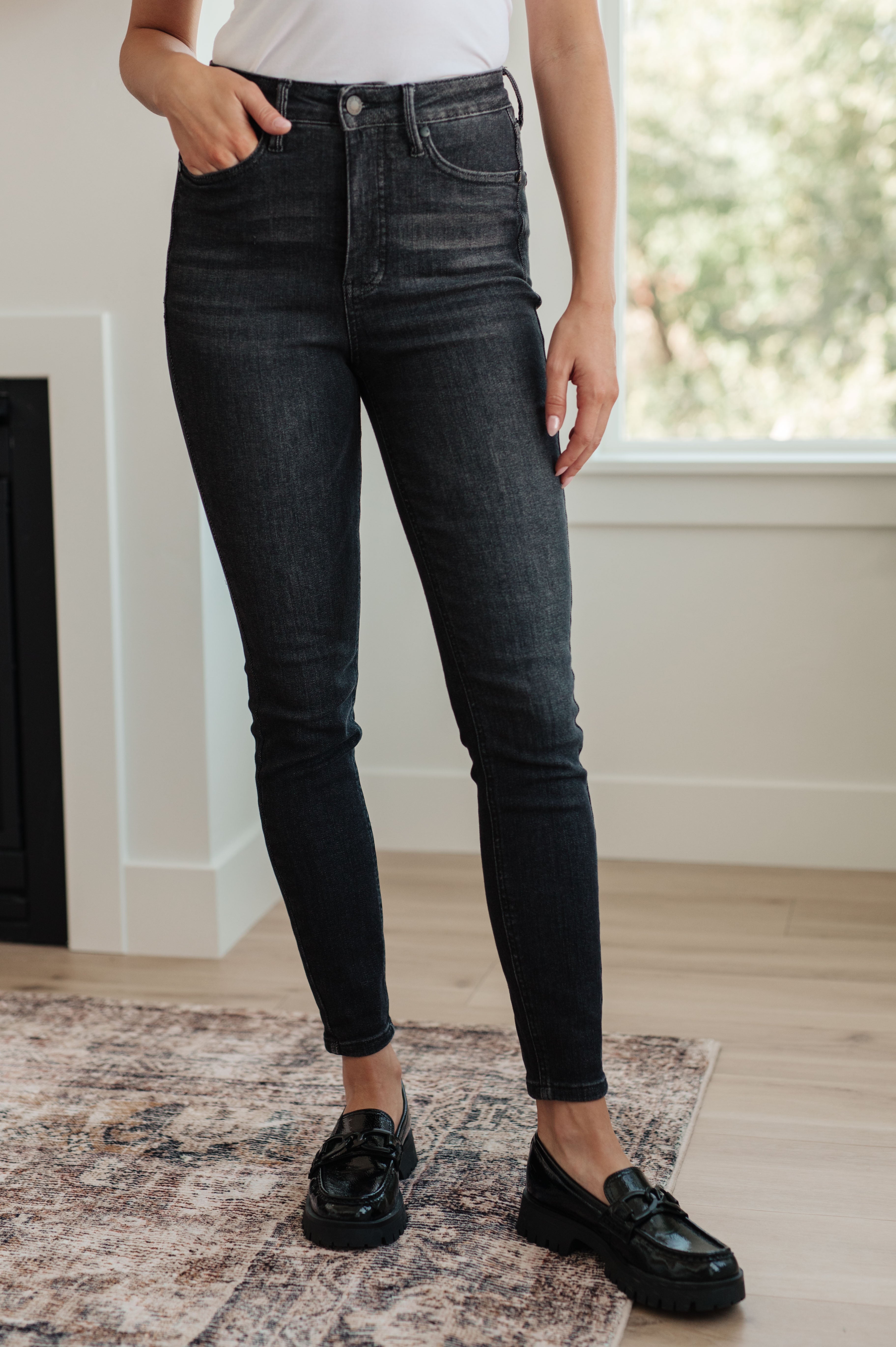 High Rise Tummy Control Skinny Judy Blue Jeans in Washed Black