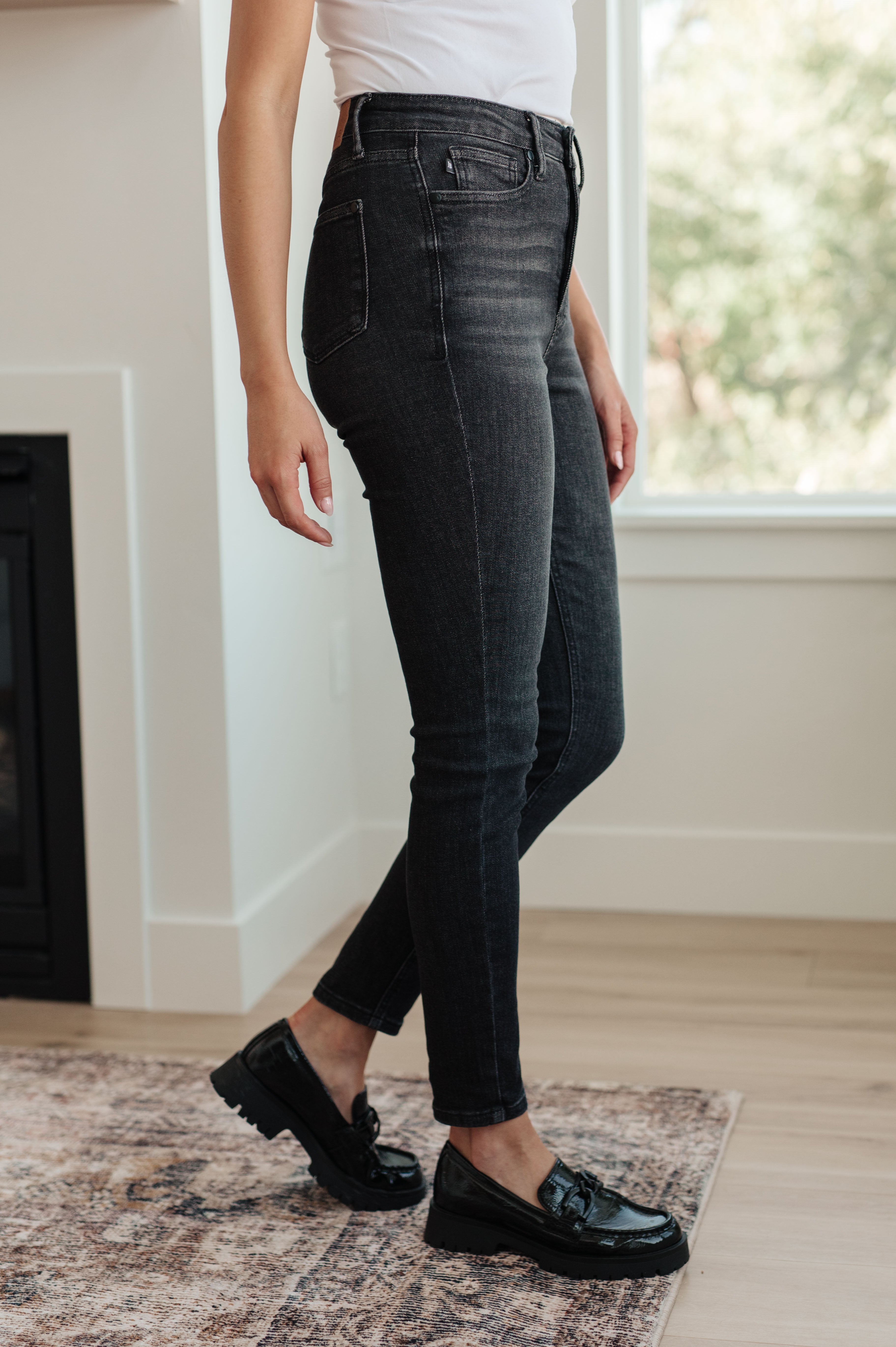 High Rise Tummy Control Skinny Judy Blue Jeans in Washed Black