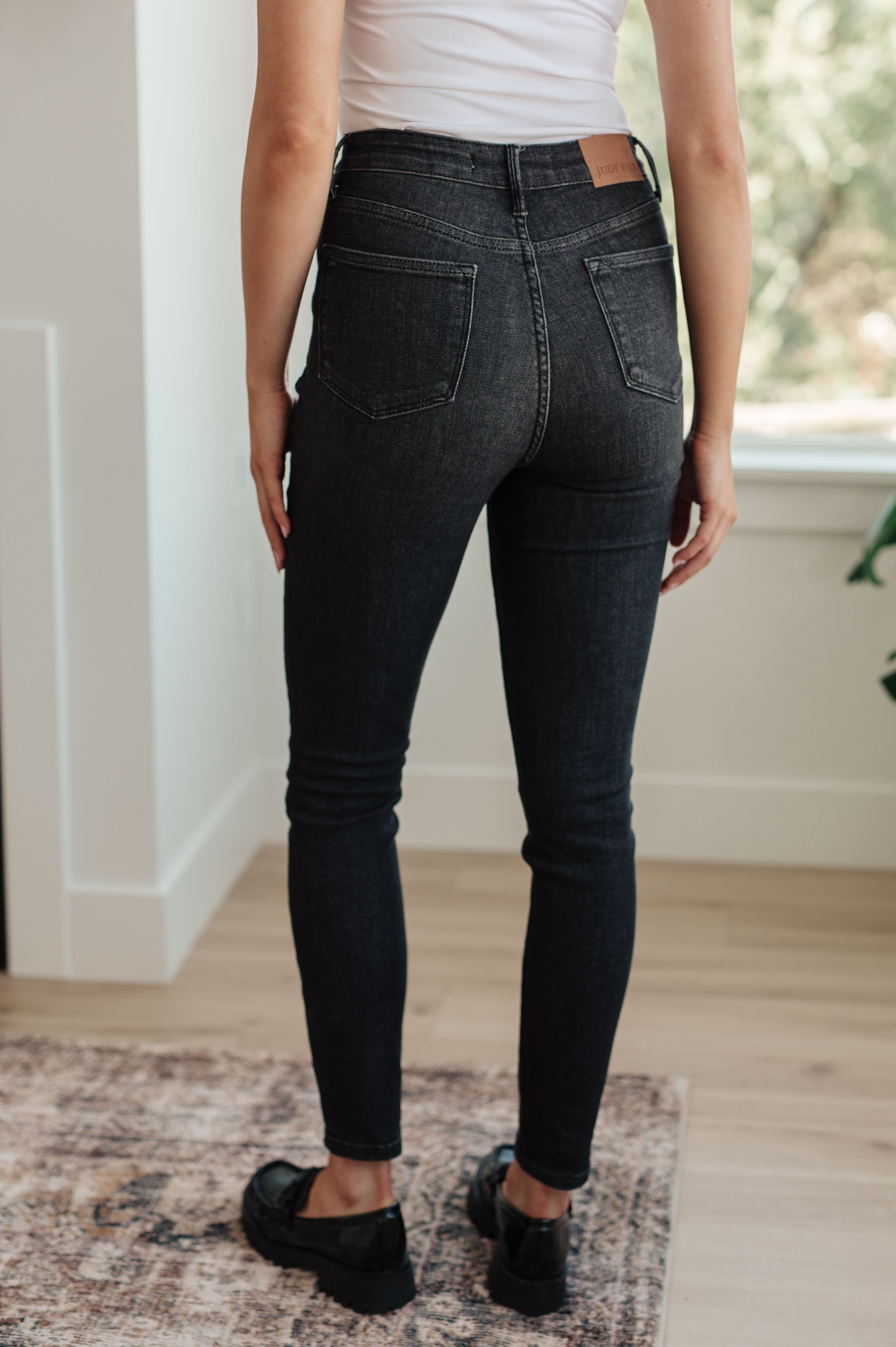 High Rise Tummy Control Skinny Judy Blue Jeans in Washed Black