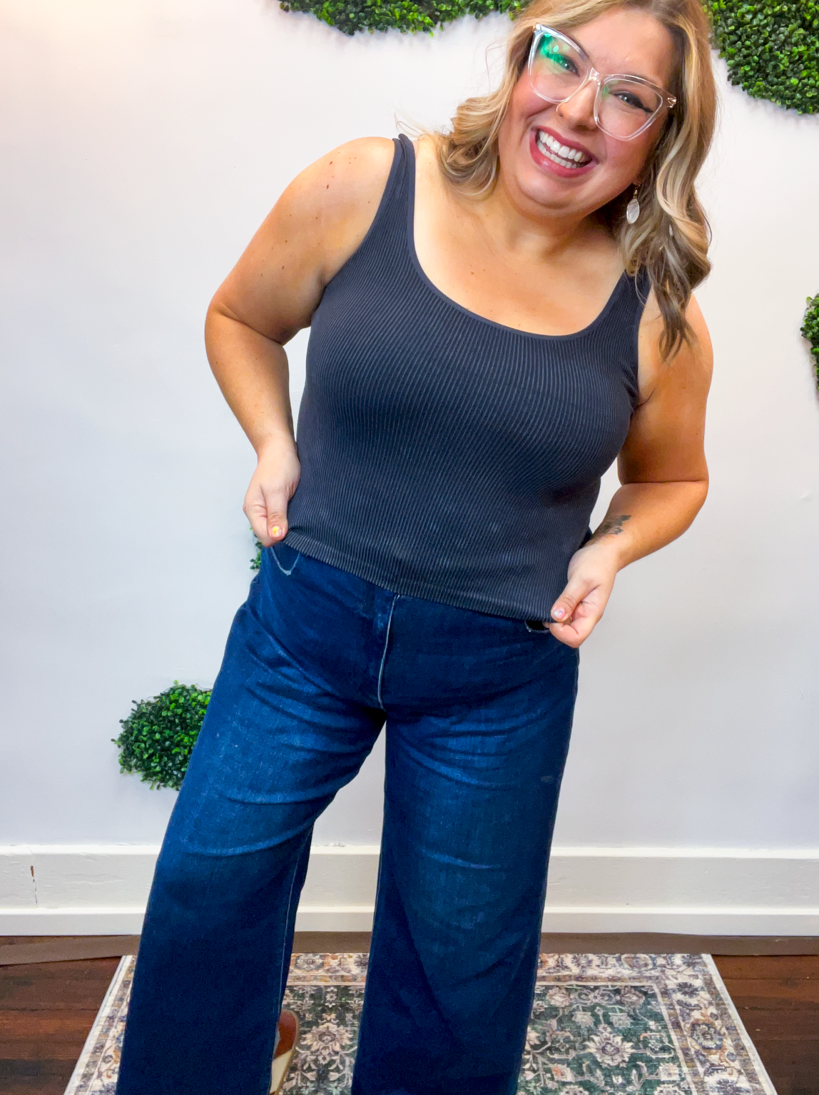 Well Defined Seamless Tank in Black