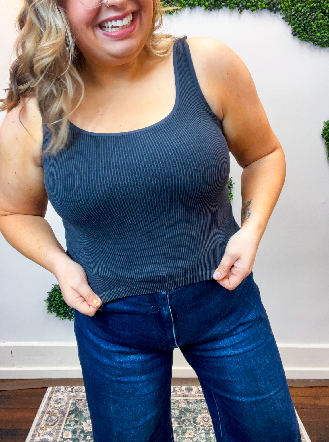 Well Defined Seamless Tank in Black