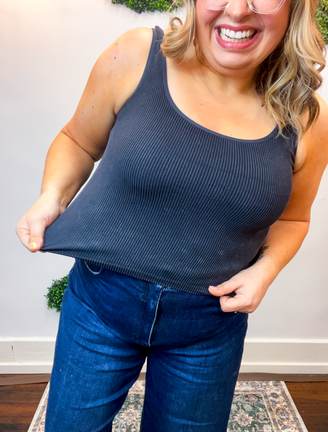 Well Defined Seamless Tank in Black