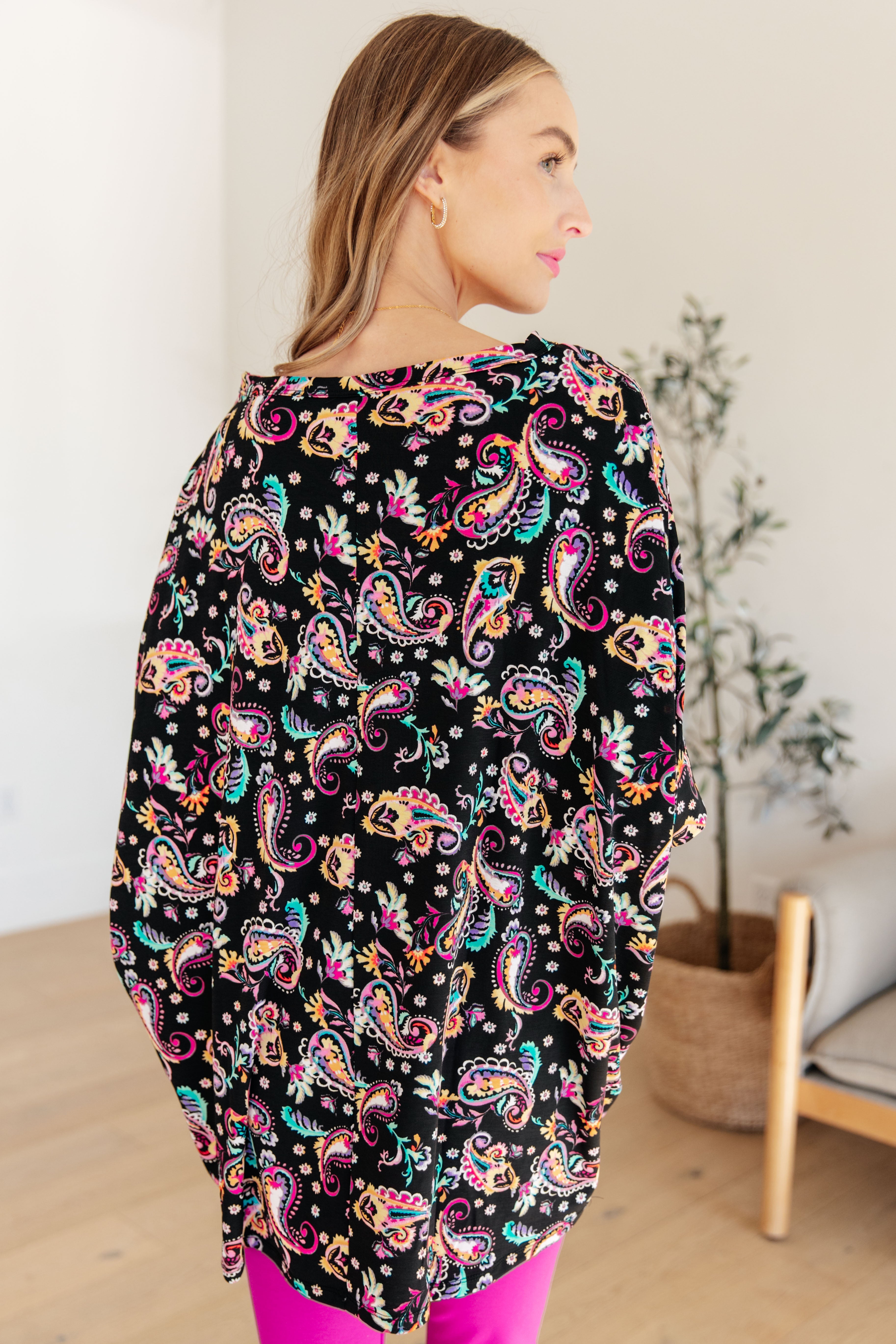 Dear Scarlett Essential Blouse in Black and Pink Paisley